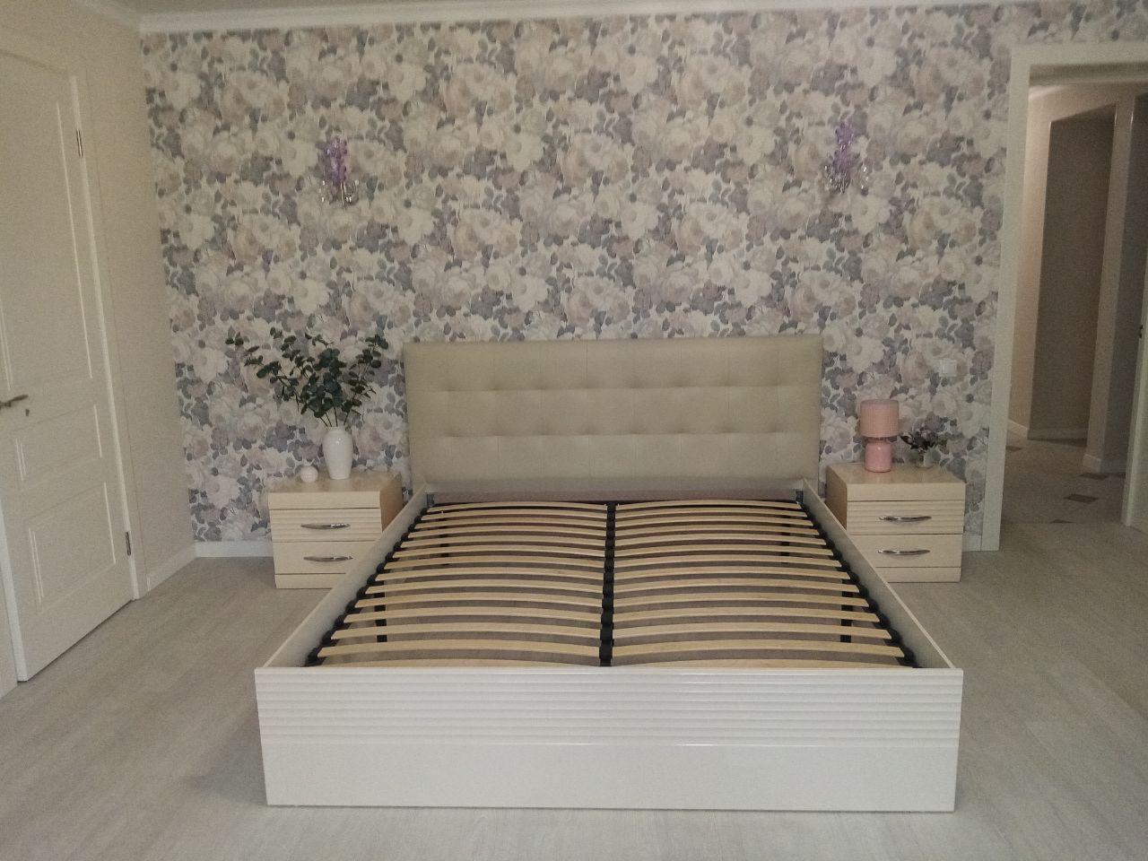 Односпальная кровать "Афина"  90 х 200 с подъемным механизмом цвет белый/белый глянец
