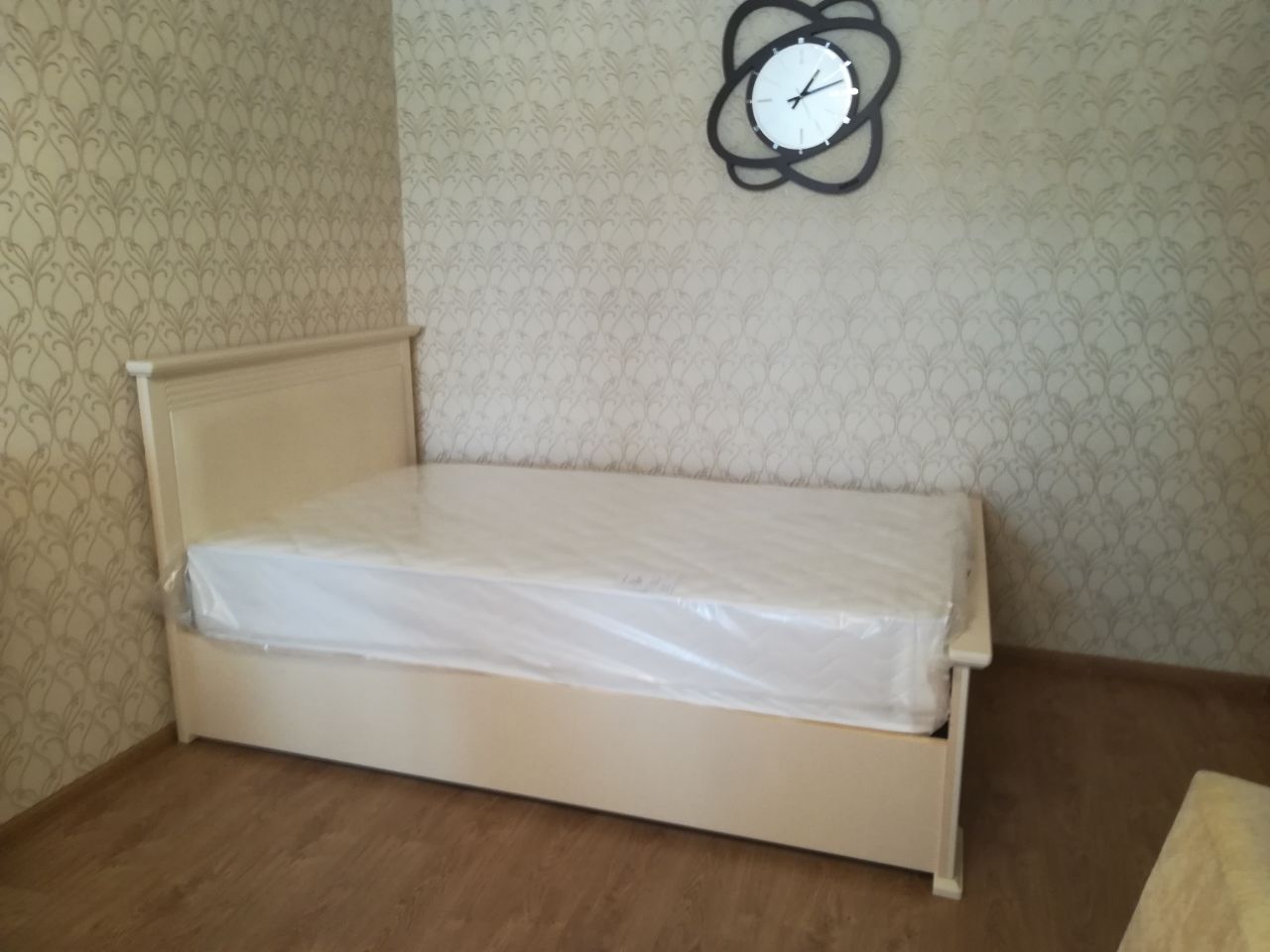Двуспальная кровать "Верона" 180х200 с ортопедическим основанием цвет бежевый изножье высокое