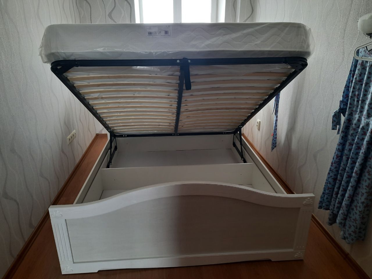 Двуспальная кровать "Сорренто"  180 х 190 с ортопедическим осн-ем цвет ясень серебро изножье высокое