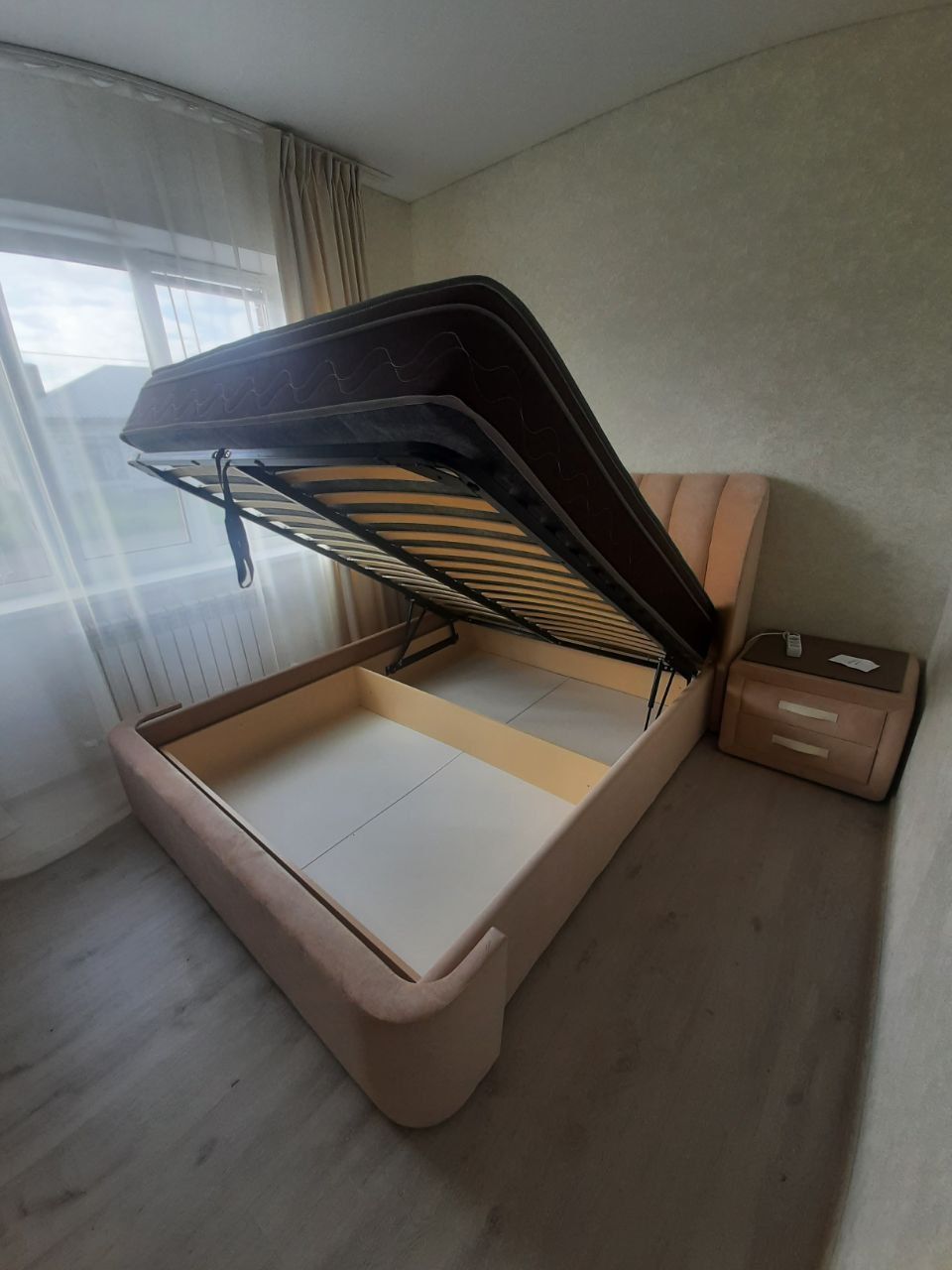 Двуспальная кровать "София" 180 х 200 с подъёмным механизмом